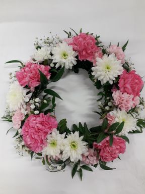 Kukkakranssi valkoisilla ja vaaleanpunaisilla kukilla