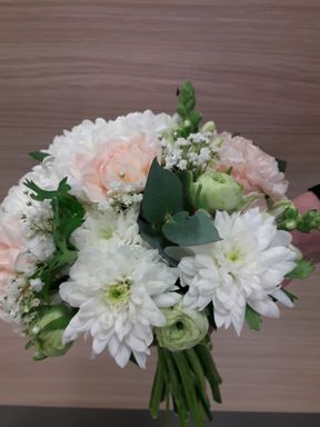 Kukkakimppu valkoisilla ja vaaleanpunaisilla kukilla